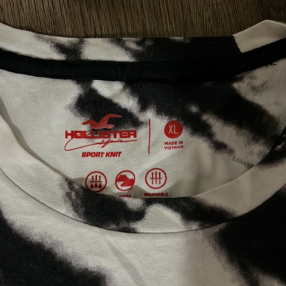 Matching Hollister set in a size, XL (hoodie and shirt) large (shorts) - Picture 3 of 9